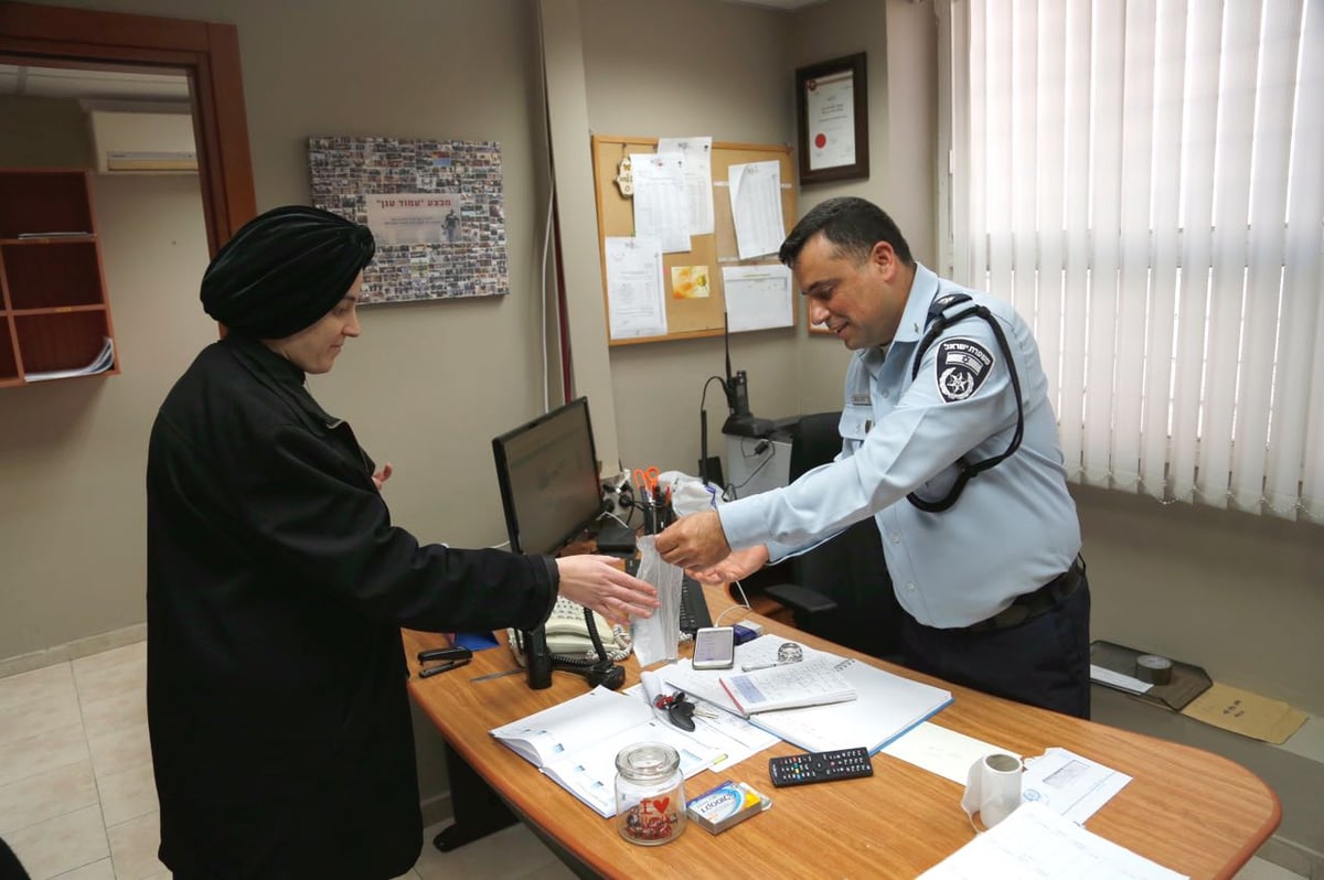 השוטר השיב לאישה את הכסף שאבד לה בהפגנת 'הפלג'