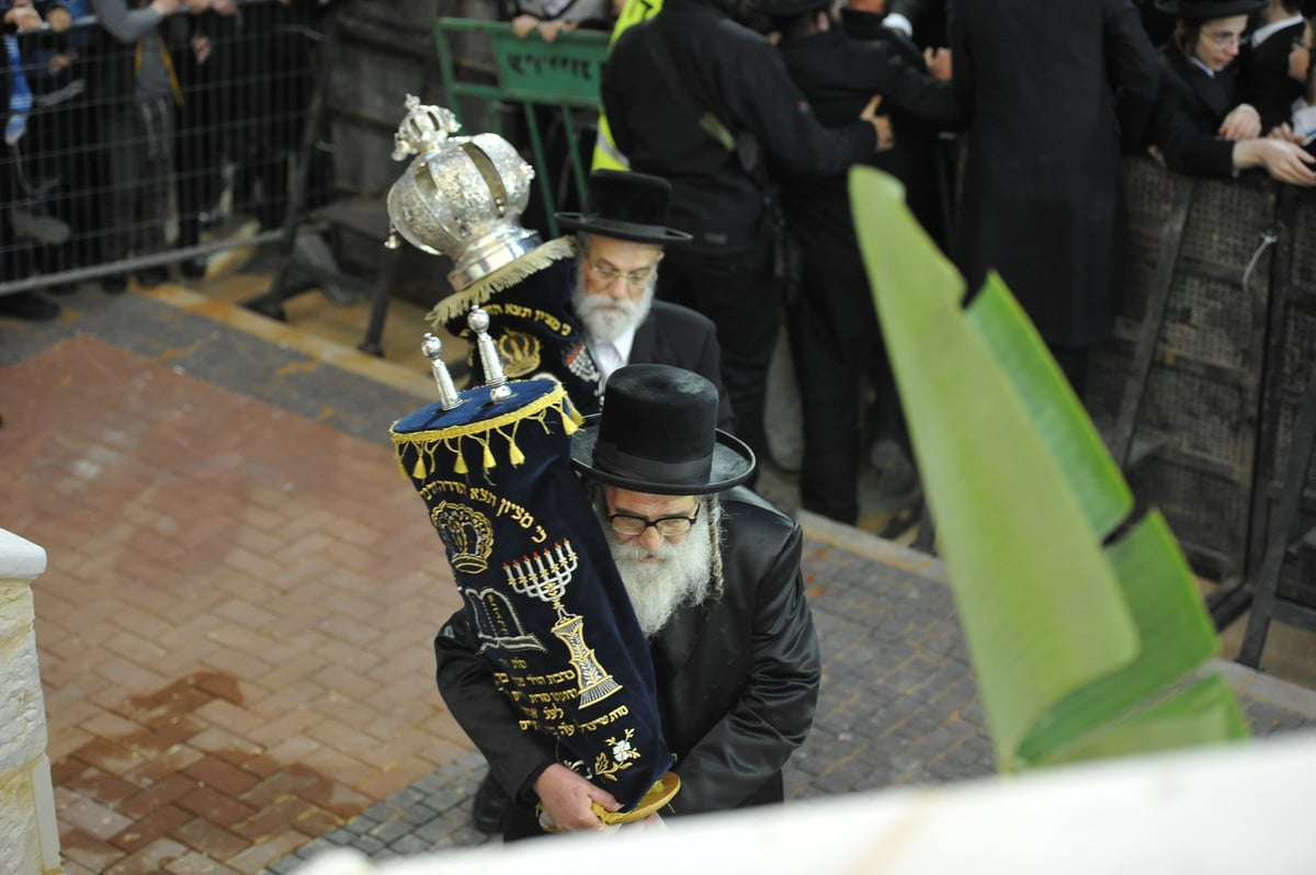 תיעוד ענק: הרבי מויז'ניץ חנך בית מדרש חדש בביתר עילית