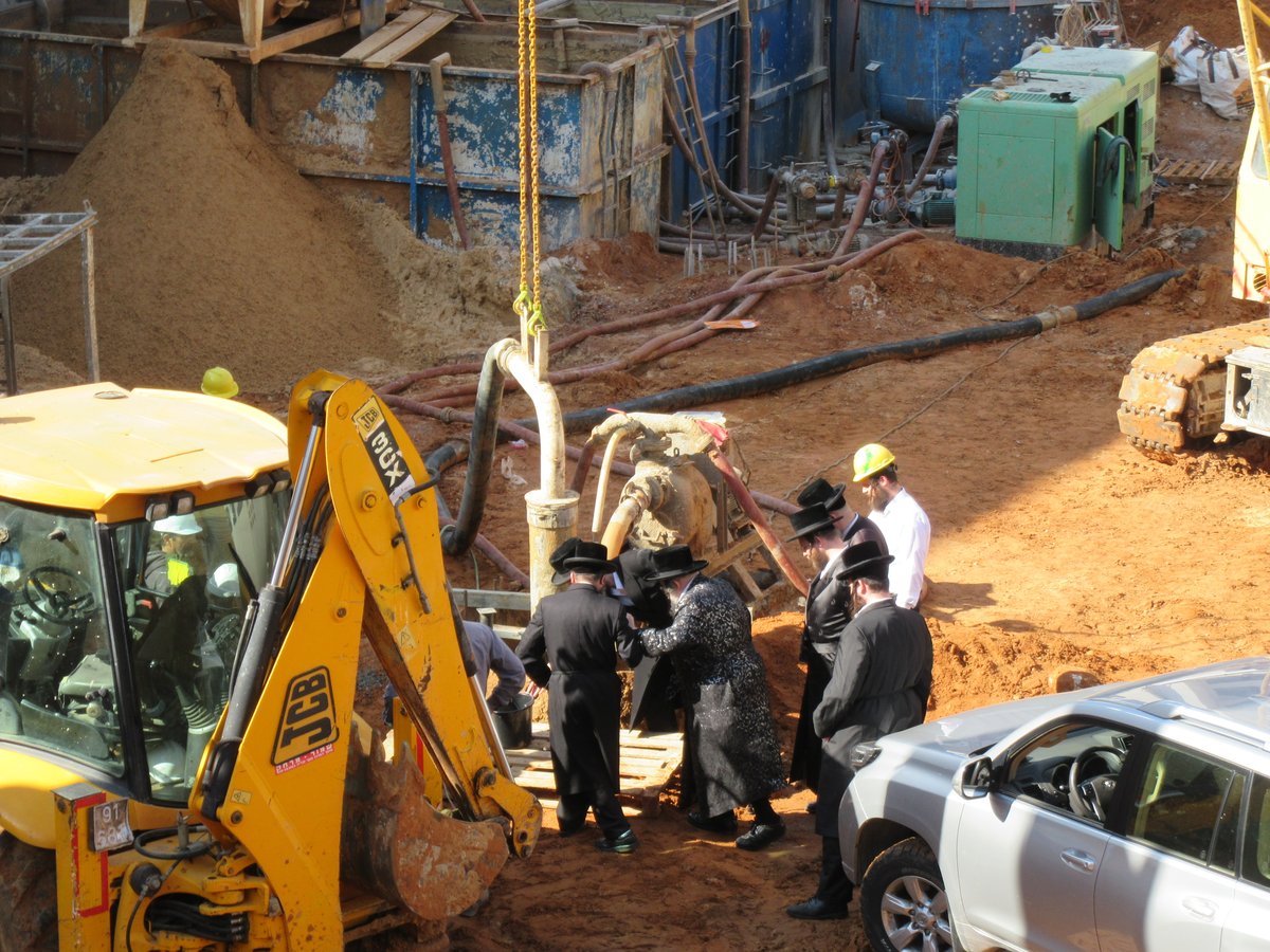 במפתיע: הרבי מויז'ניץ ירד לשטח החפירות