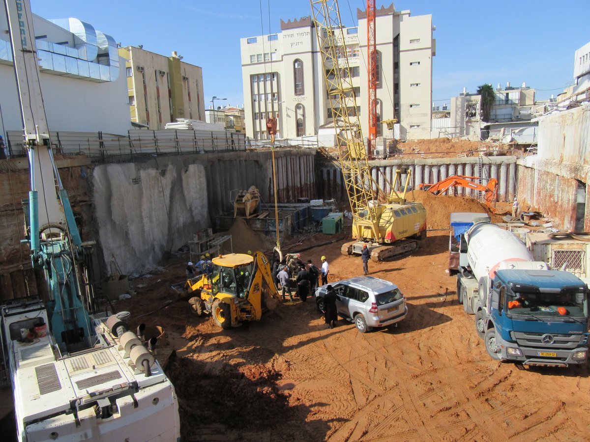 במפתיע: הרבי מויז'ניץ ירד לשטח החפירות