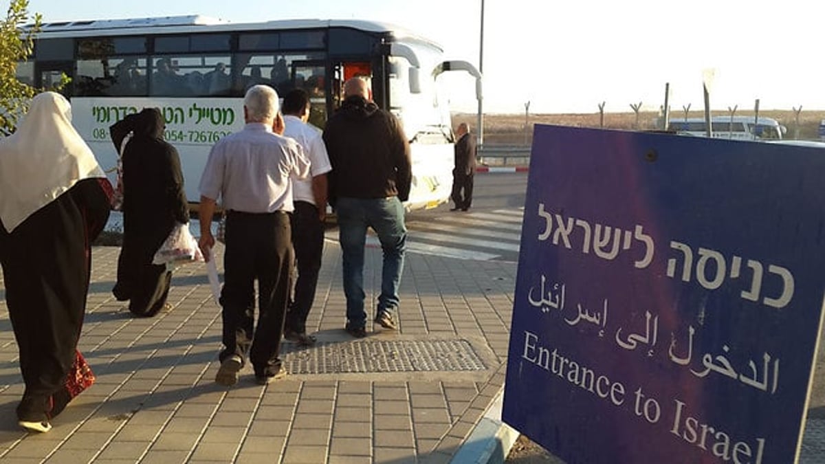 פלסטינים נכנסים מעזה לישראל. ארכיון