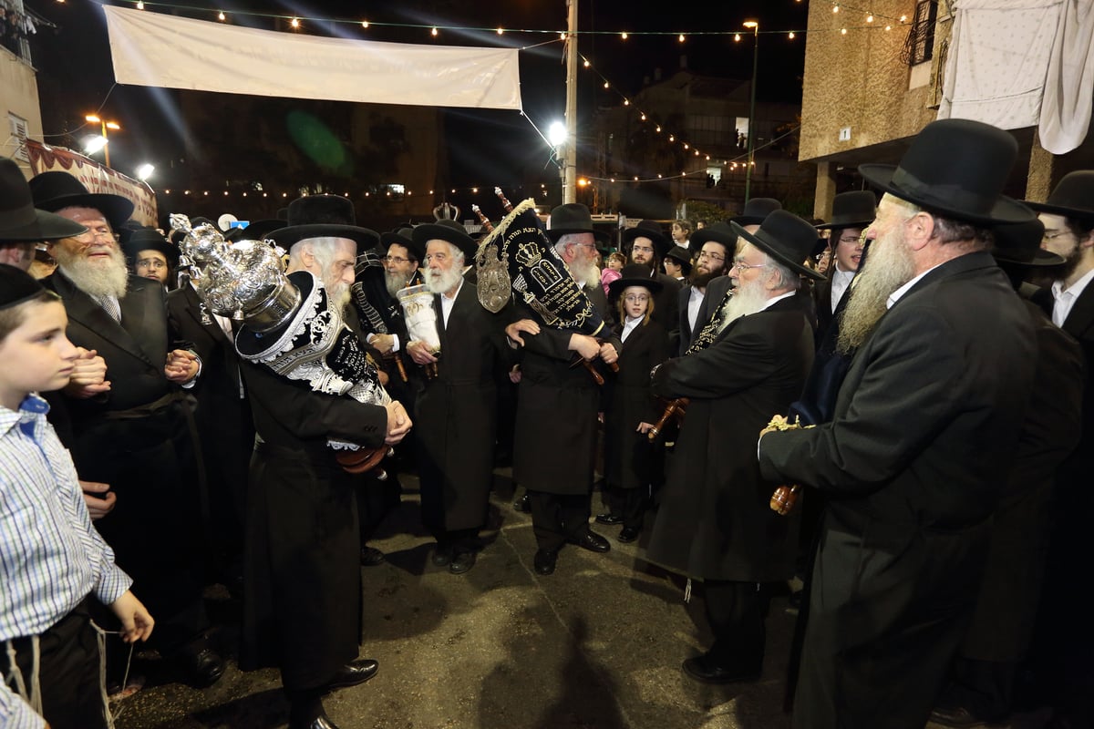 תיעוד: הכנסת ספר התורה בסטריקוב