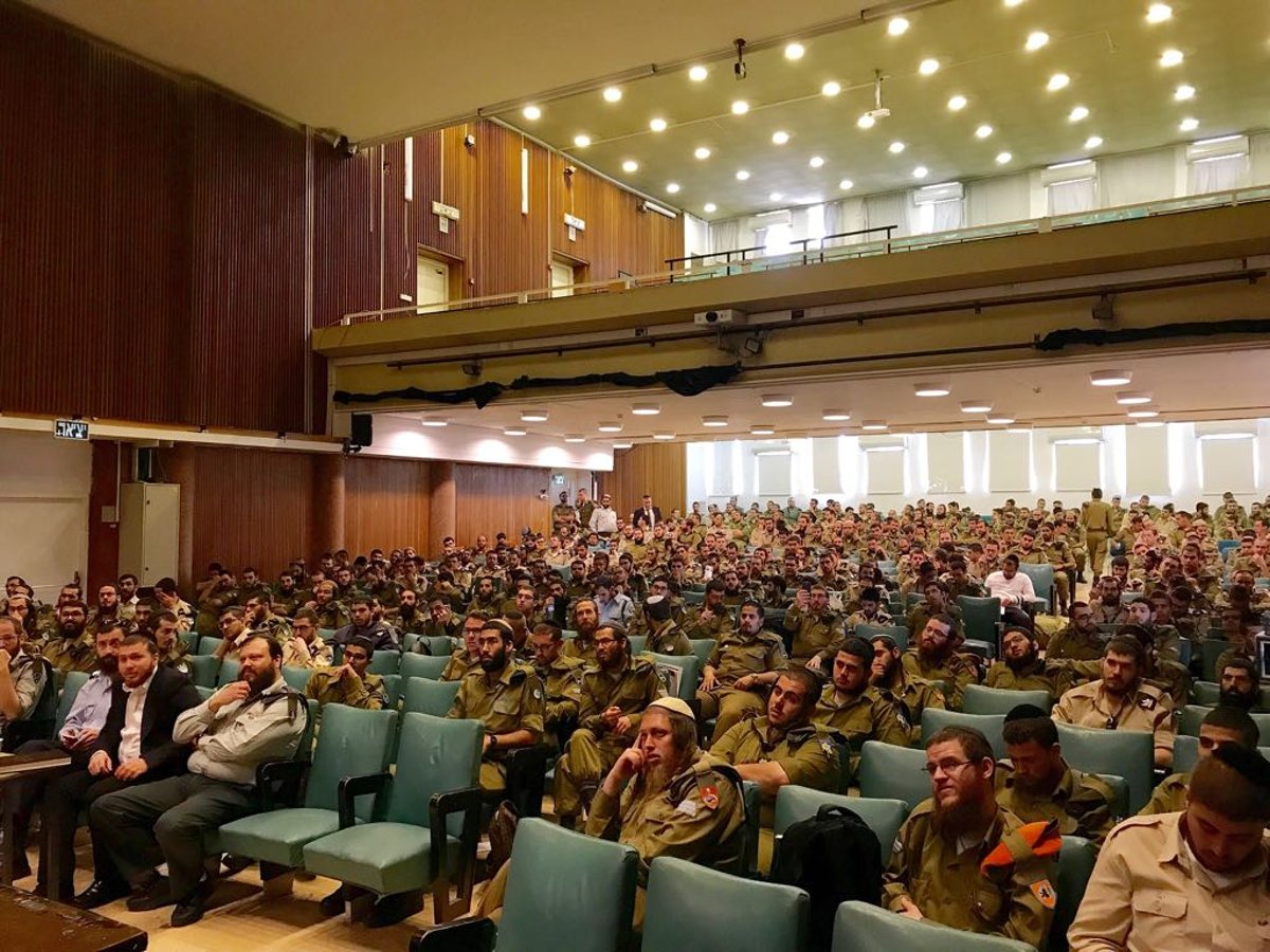 "חיילים, תאהבו את מי שזורק עליכם אבנים. בסוף הוא גם יאהב אתכם"