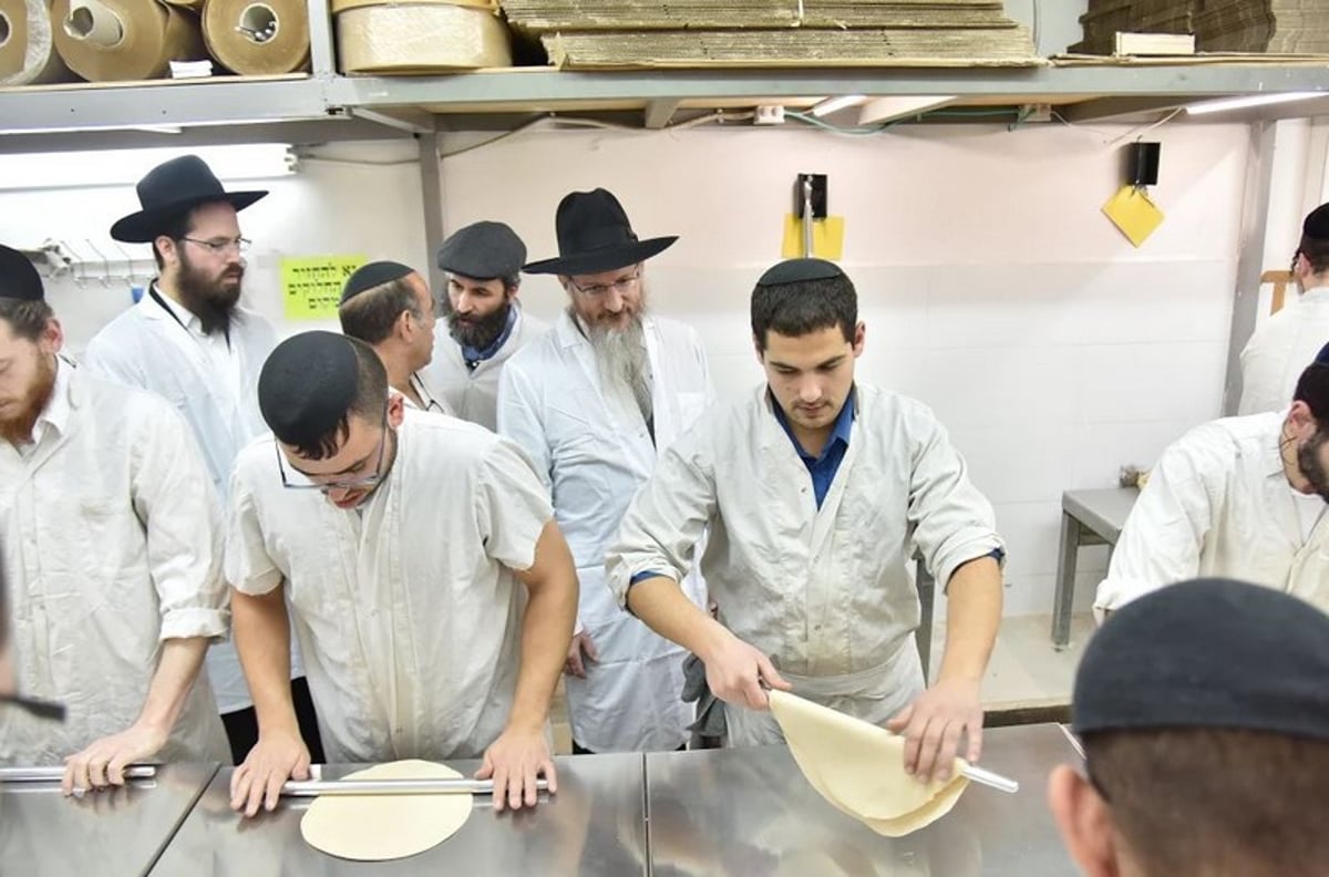 הרב לאזאר אפה מצות עבור יהודי רוסיה. צפו