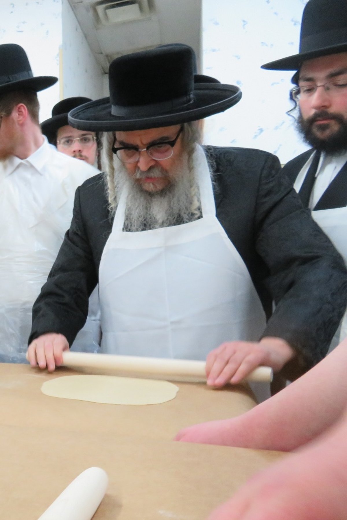 האדמו"ר מסאטמר והתלמידים אפו מצות | צפו