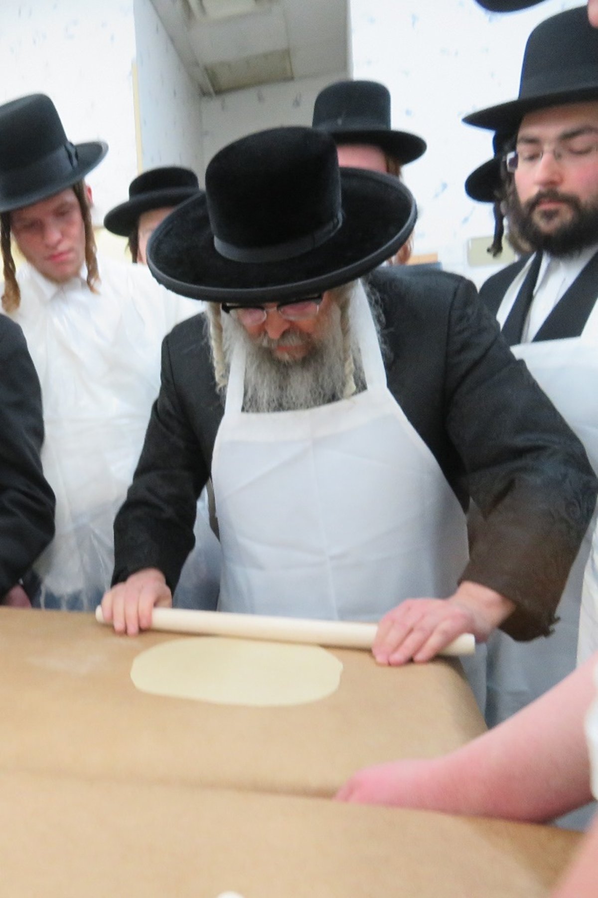 האדמו"ר מסאטמר והתלמידים אפו מצות | צפו