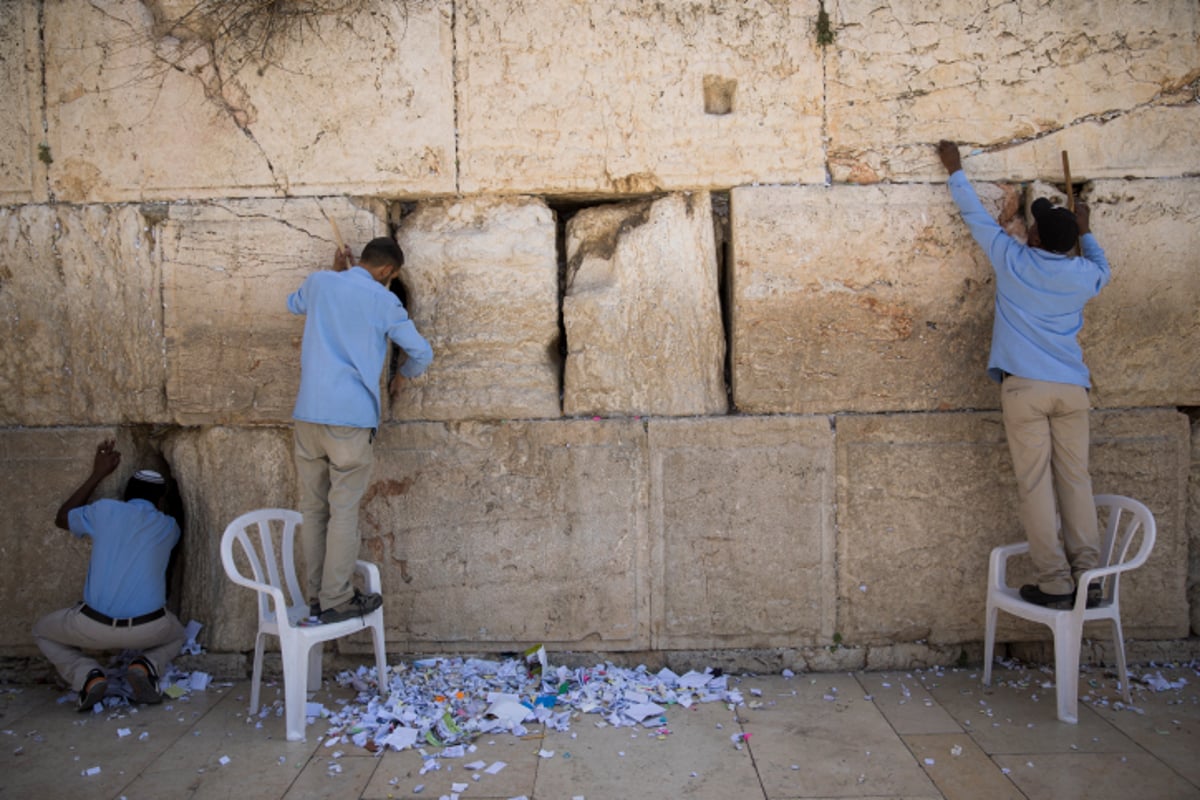 הכותל המערבי התנקה לקראת הפסח. צפו