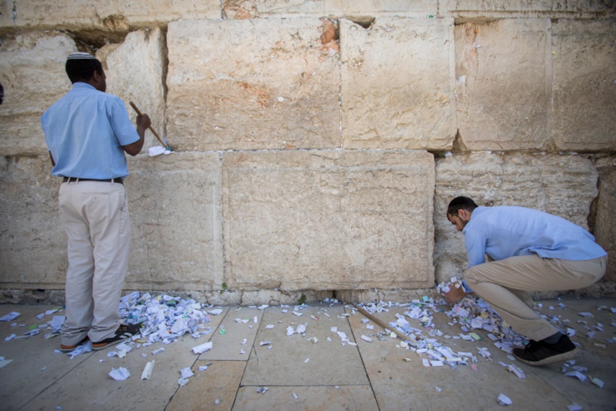 הכותל המערבי התנקה לקראת הפסח. צפו