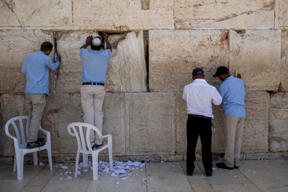 הכותל המערבי התנקה לקראת הפסח. צפו