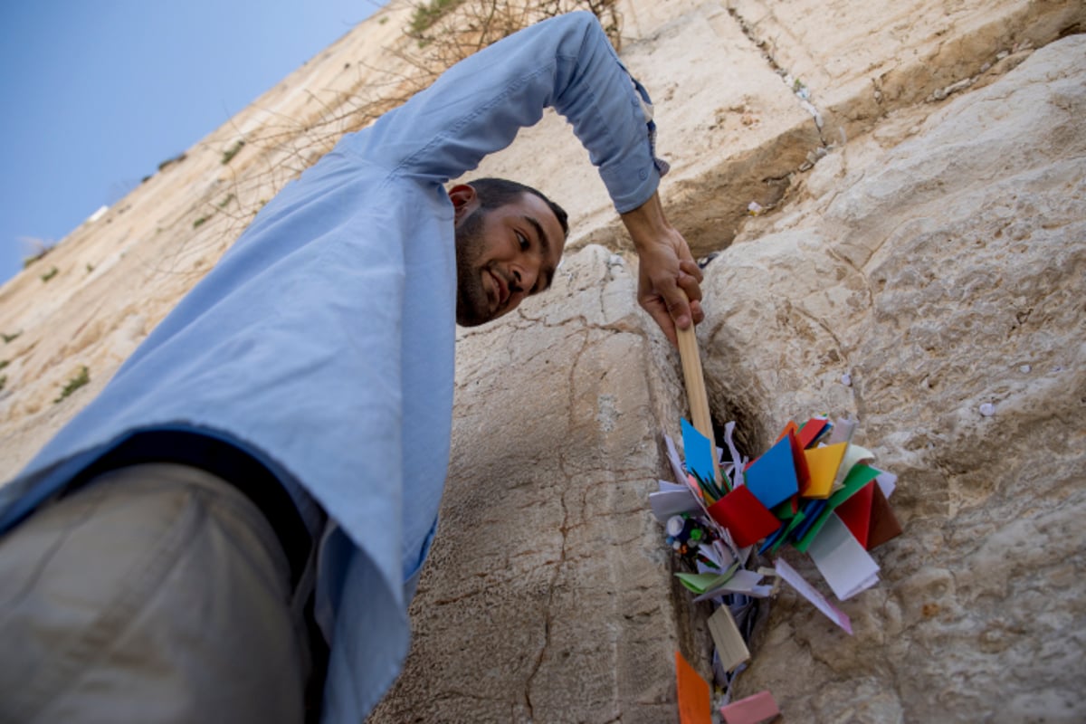 הכותל המערבי התנקה לקראת הפסח. צפו