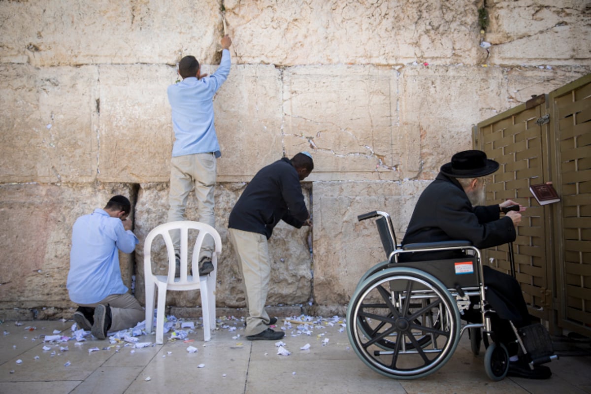 הכותל המערבי התנקה לקראת הפסח. צפו