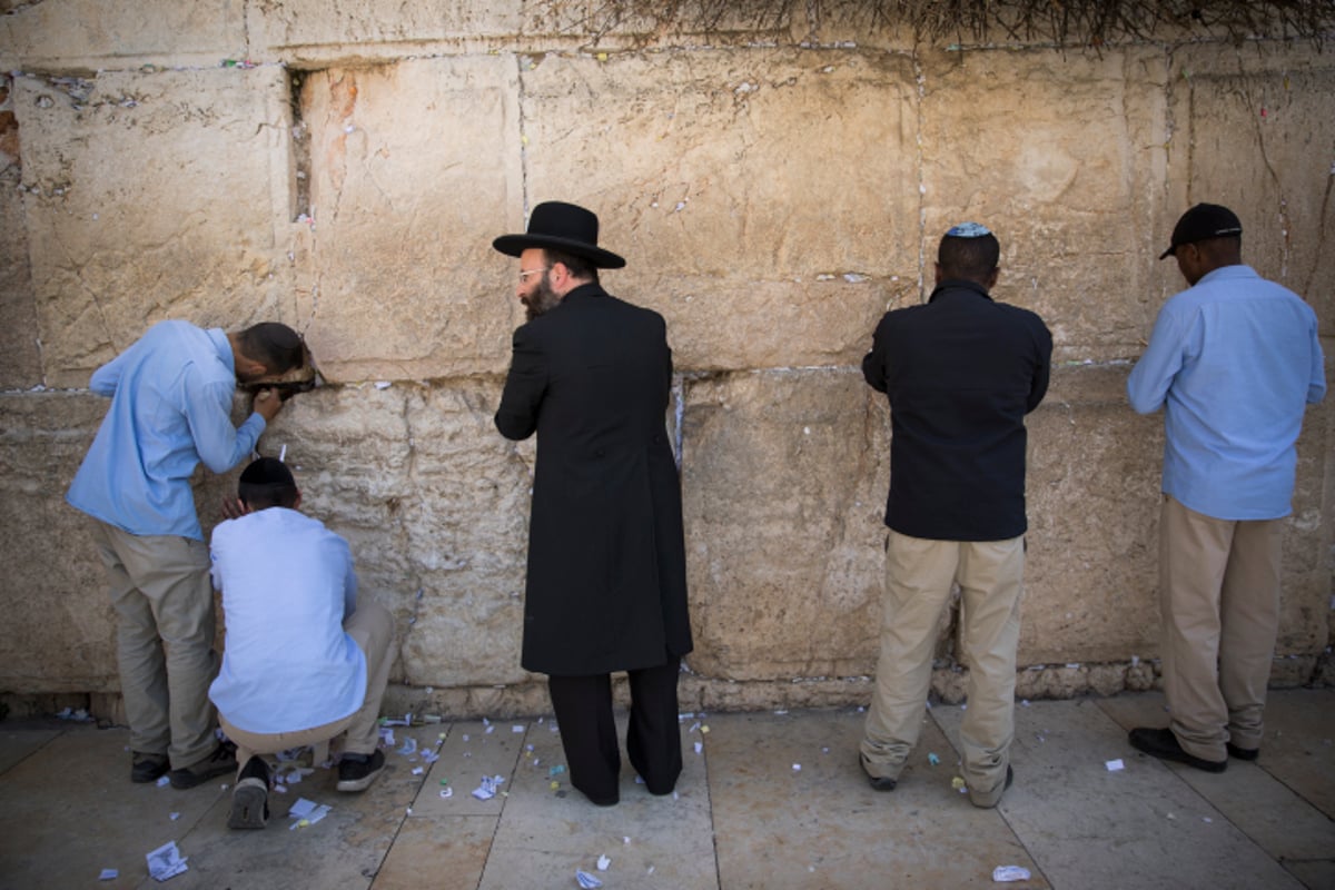 הכותל המערבי התנקה לקראת הפסח. צפו