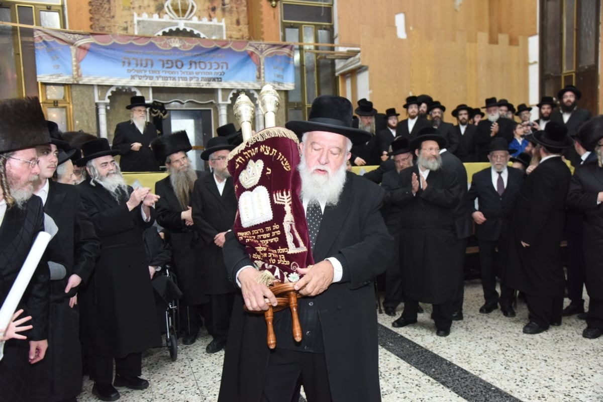 גלריה: הכנסת ספר תורה לביהמ"ד צאנז בירושלים