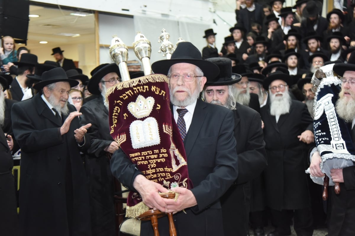 גלריה: הכנסת ספר תורה לביהמ"ד צאנז בירושלים