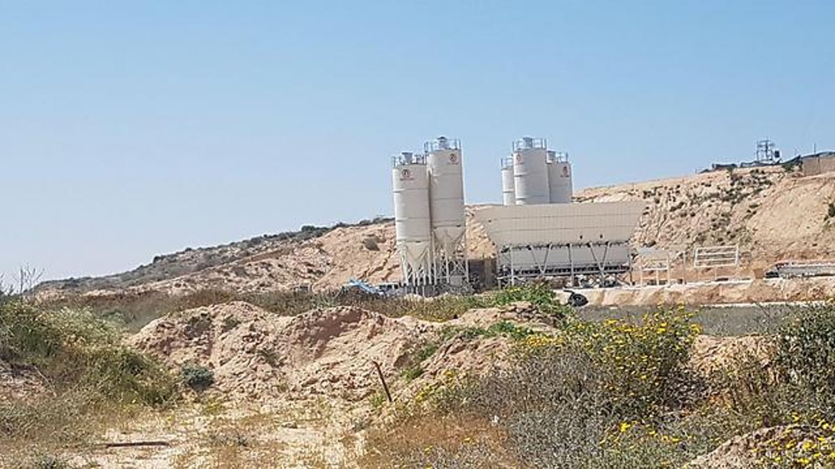 הוקם מתקן לייצור בטון לחומה בגבול עזה