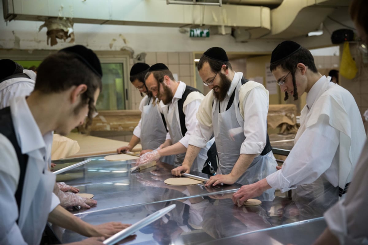 שלב אחר שלב: כך אופים מצות לפסח • צפו