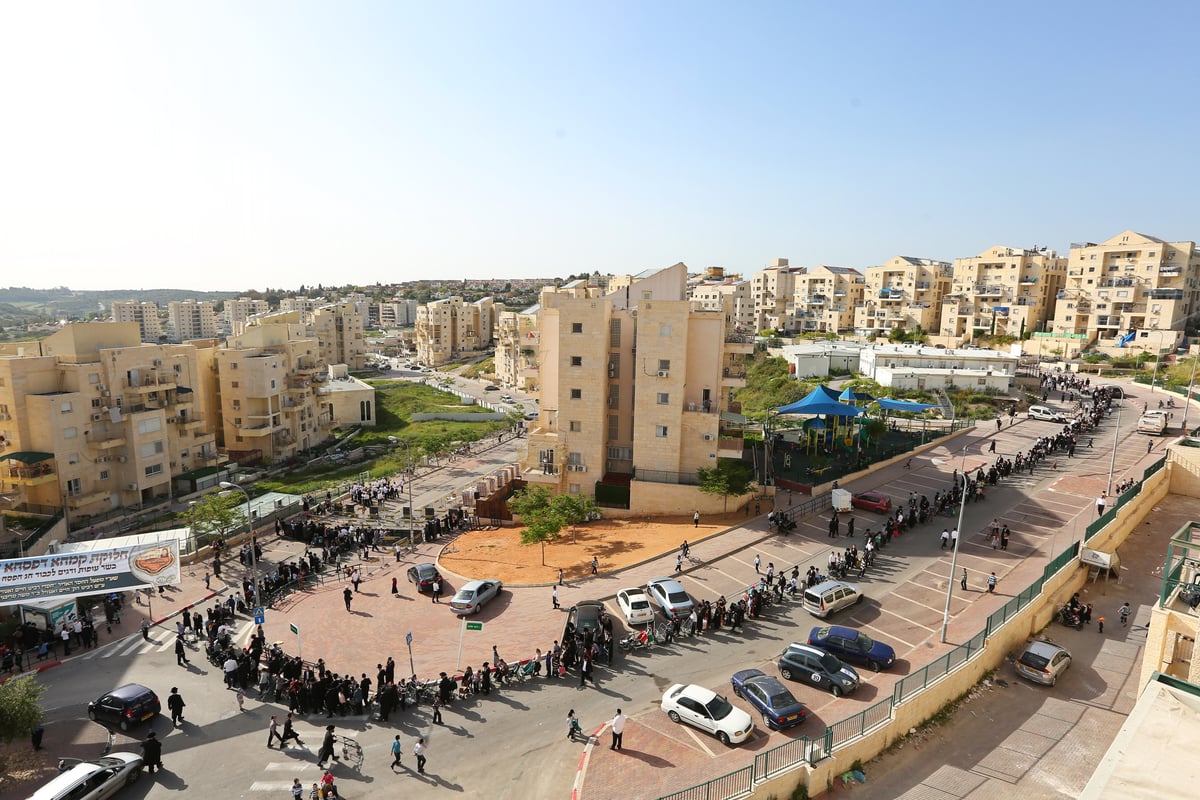 התור הארוך לחלוקת 'קמחא דפסחא' • צפו