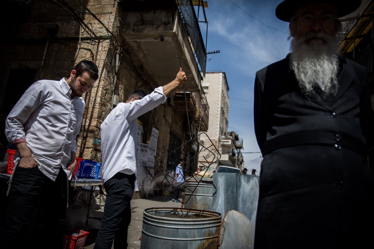 כך מגעילים כלים לפסח במאה שערים • צפו