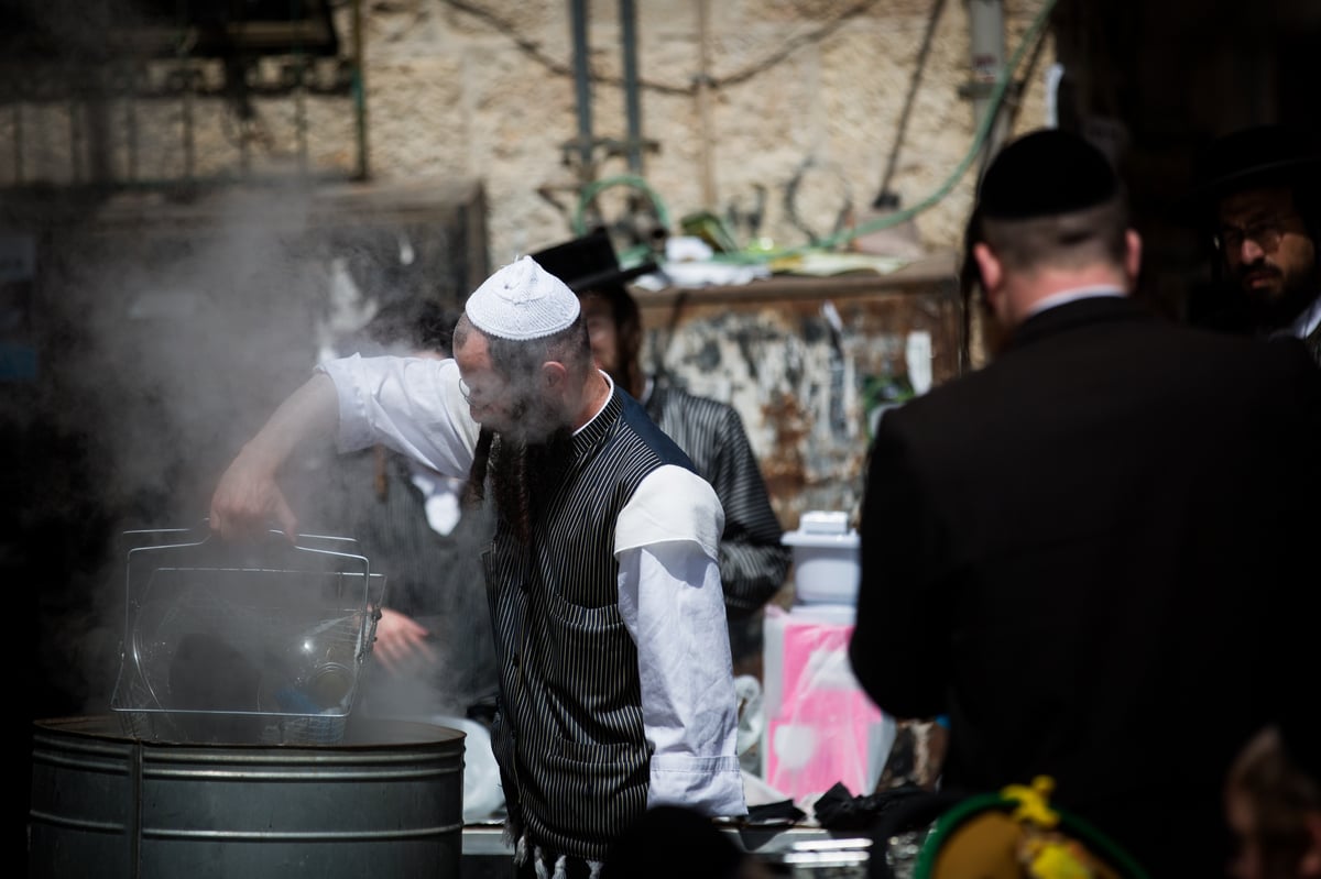 כך מגעילים כלים לפסח במאה שערים • צפו