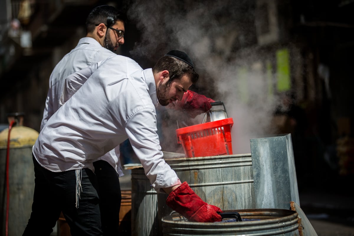 כך מגעילים כלים לפסח במאה שערים • צפו