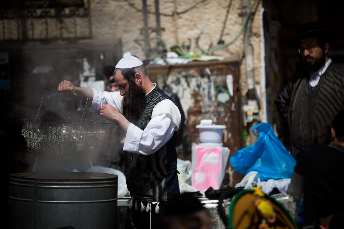 כך מגעילים כלים לפסח במאה שערים • צפו