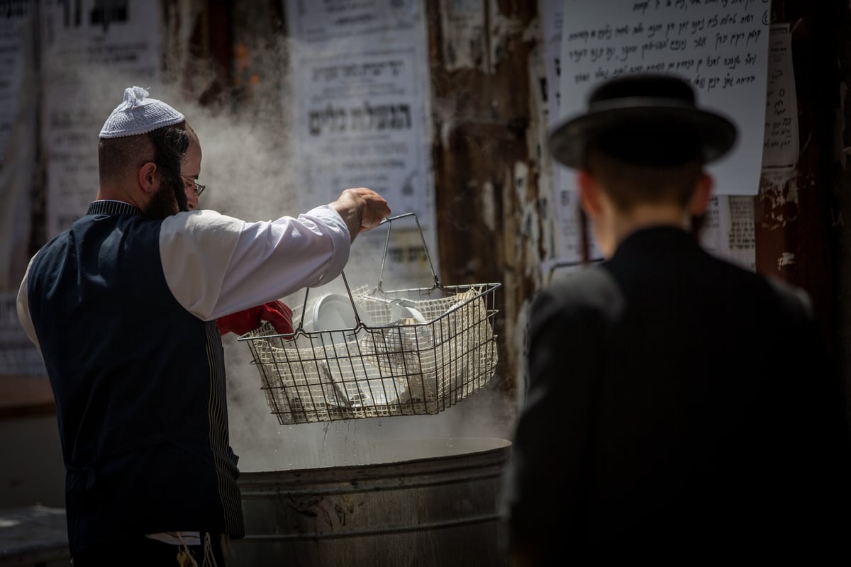 כך מגעילים כלים לפסח במאה שערים • צפו