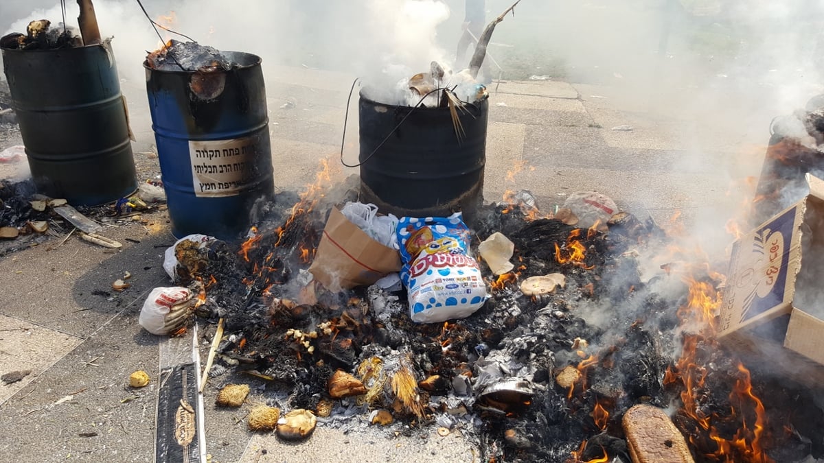 כך שרפו את החמץ בפתח תקווה • גלריה