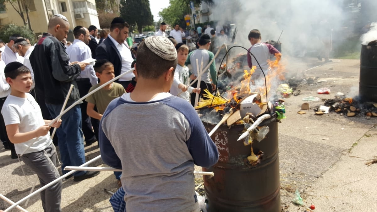 כך שרפו את החמץ בפתח תקווה • גלריה