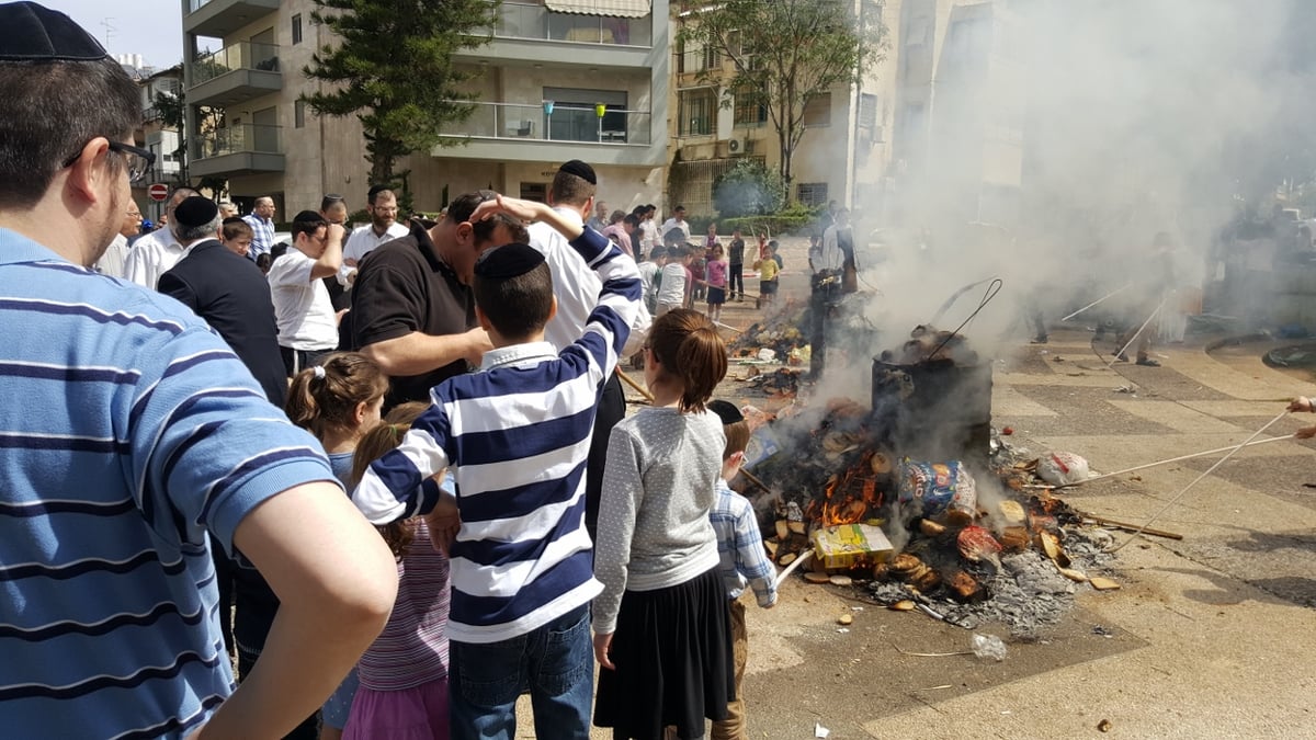 כך שרפו את החמץ בפתח תקווה • גלריה