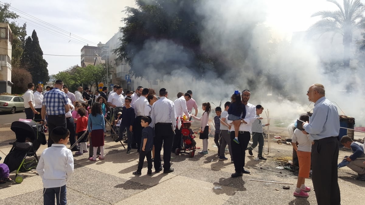 כך שרפו את החמץ בפתח תקווה • גלריה