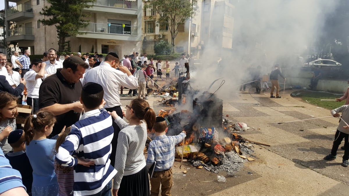 כך שרפו את החמץ בפתח תקווה • גלריה