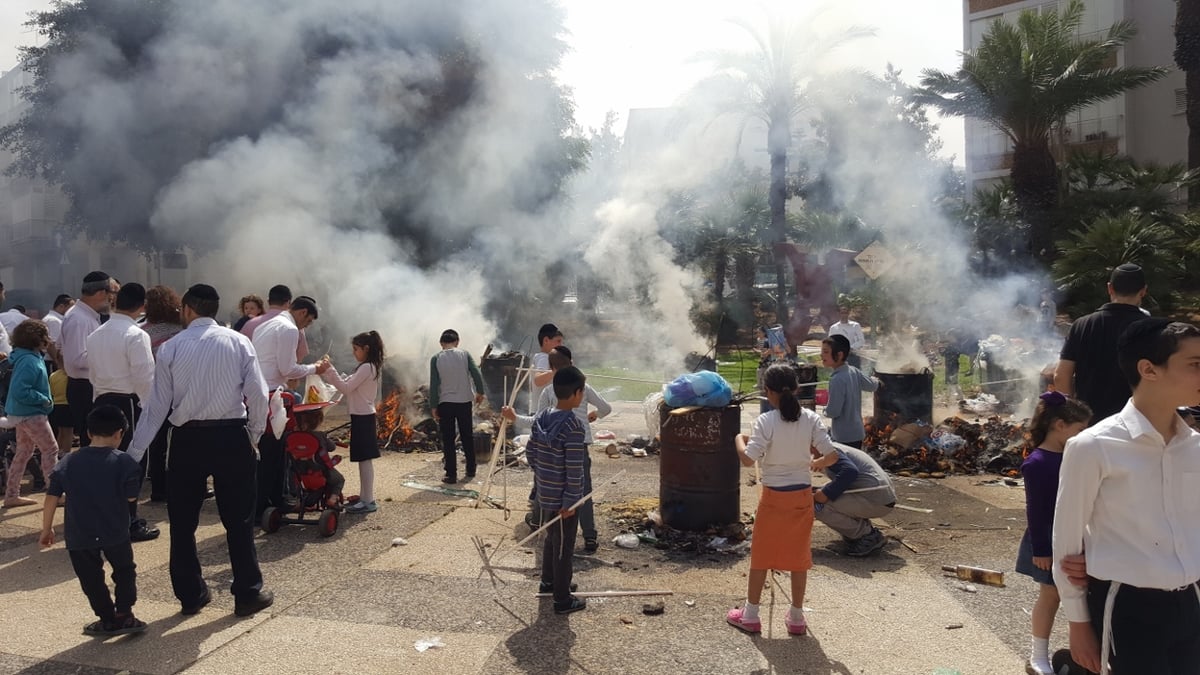 כך שרפו את החמץ בפתח תקווה • גלריה