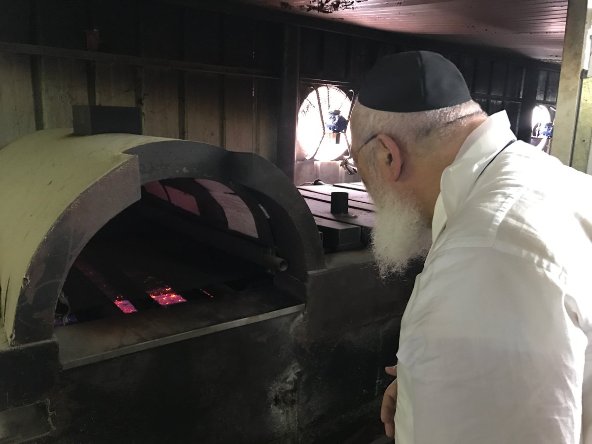 הראשל"צ הגאון רבי שלמה עמאר באפיית מצות. צפו