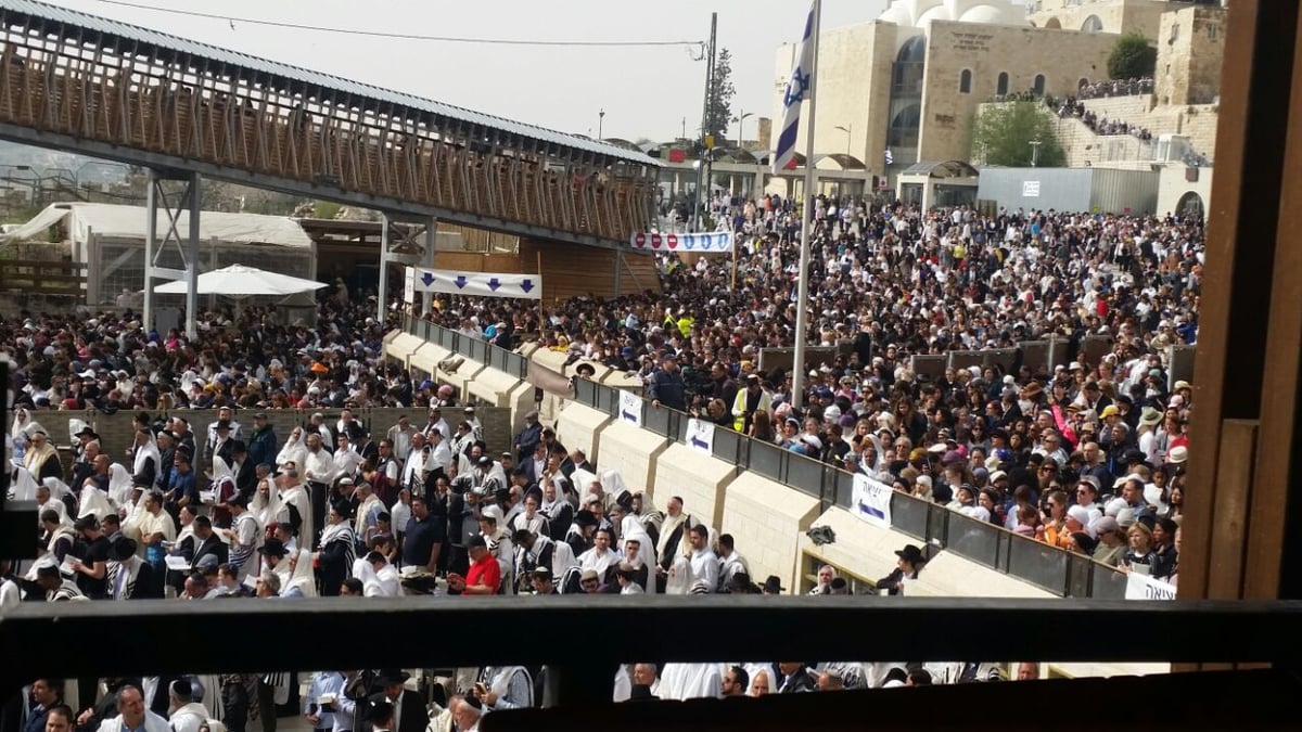 צפו: אלפים בברכת הכהנים ברחבת הכותל המערבי