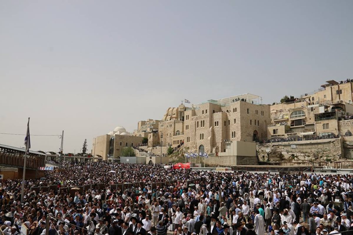 צפו: אלפים בברכת הכהנים ברחבת הכותל המערבי