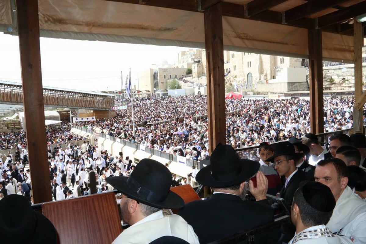 צפו: אלפים בברכת הכהנים ברחבת הכותל המערבי