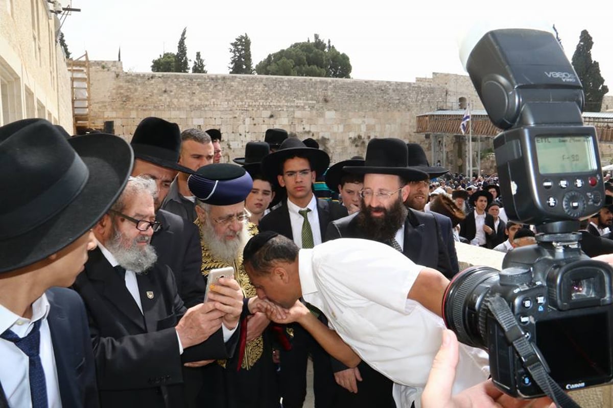 צפו: אלפים בברכת הכהנים ברחבת הכותל המערבי