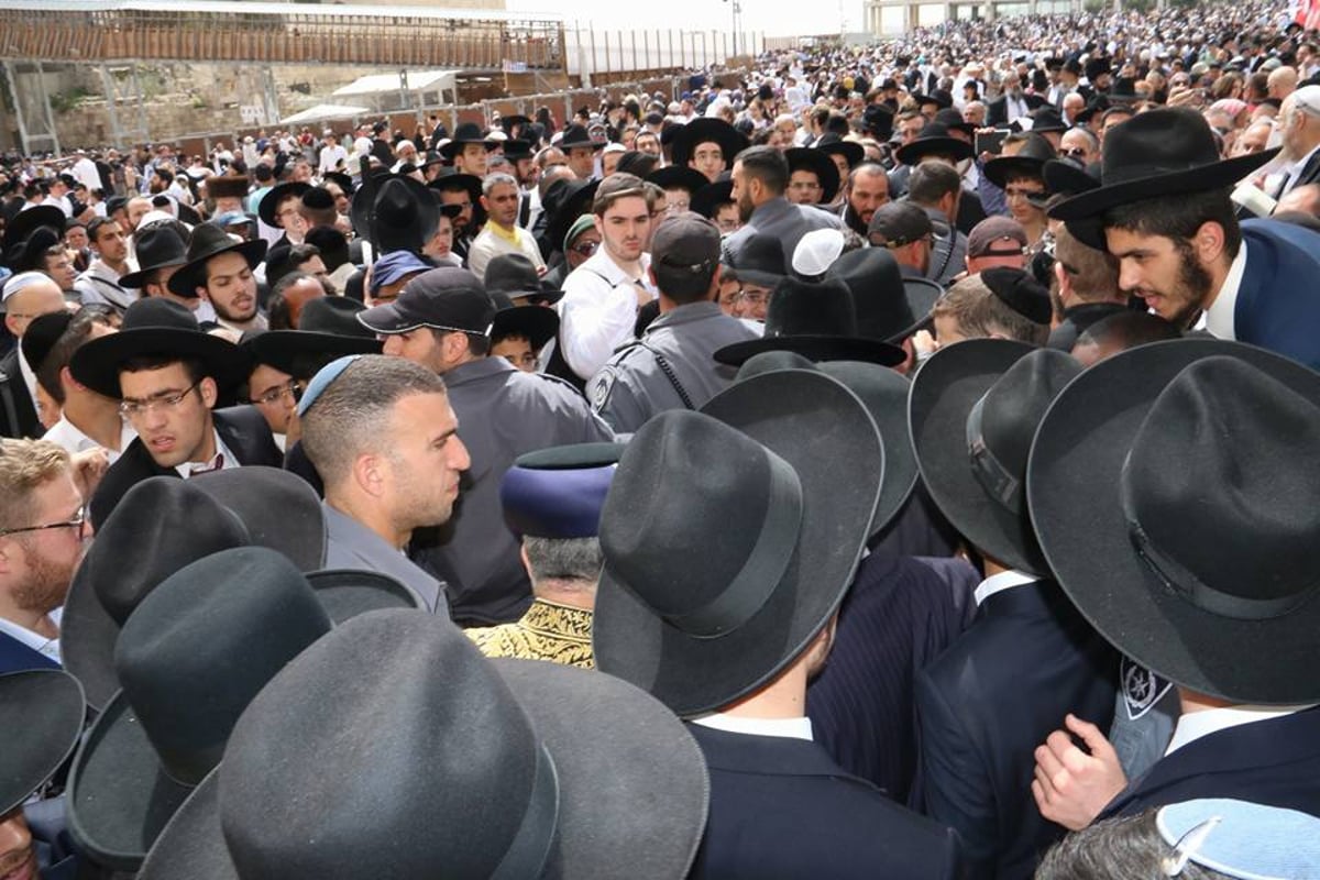 צפו: אלפים בברכת הכהנים ברחבת הכותל המערבי