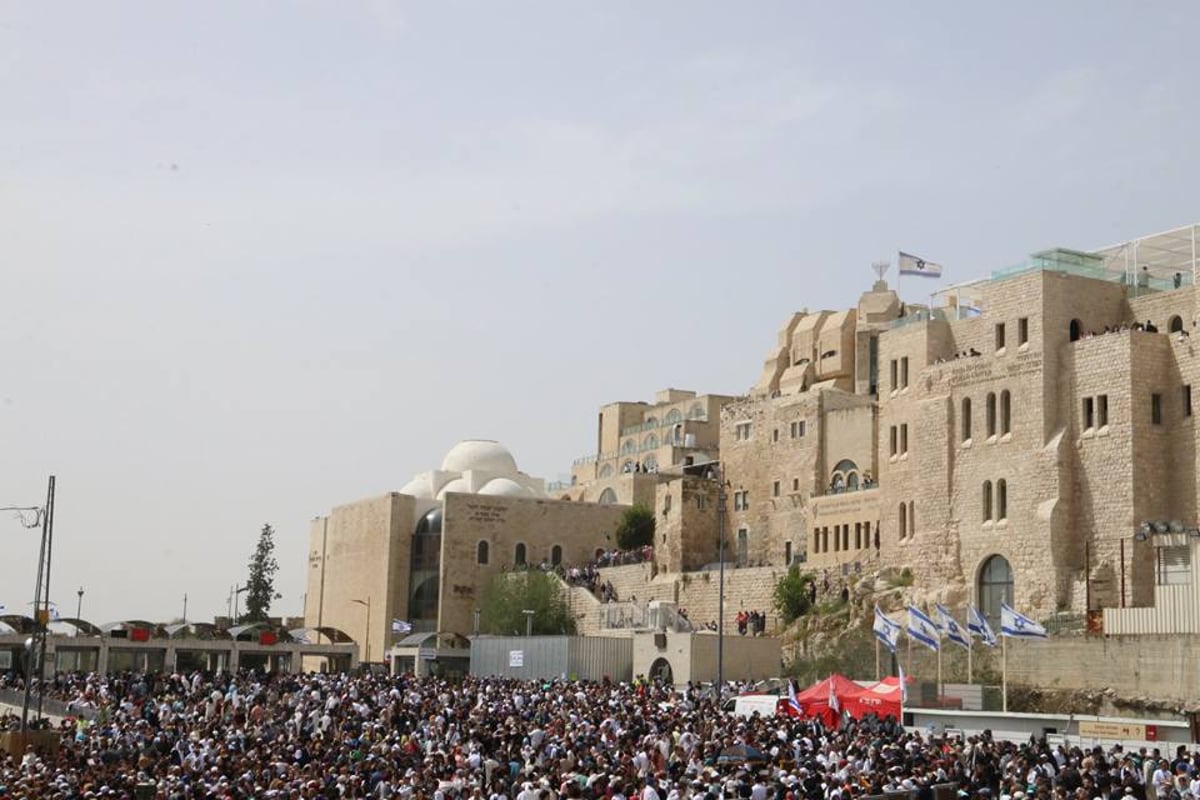 צפו: אלפים בברכת הכהנים ברחבת הכותל המערבי