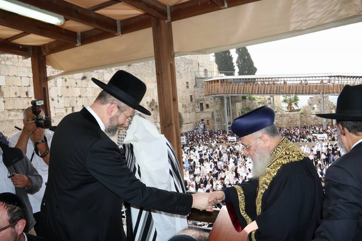 צפו: אלפים בברכת הכהנים ברחבת הכותל המערבי