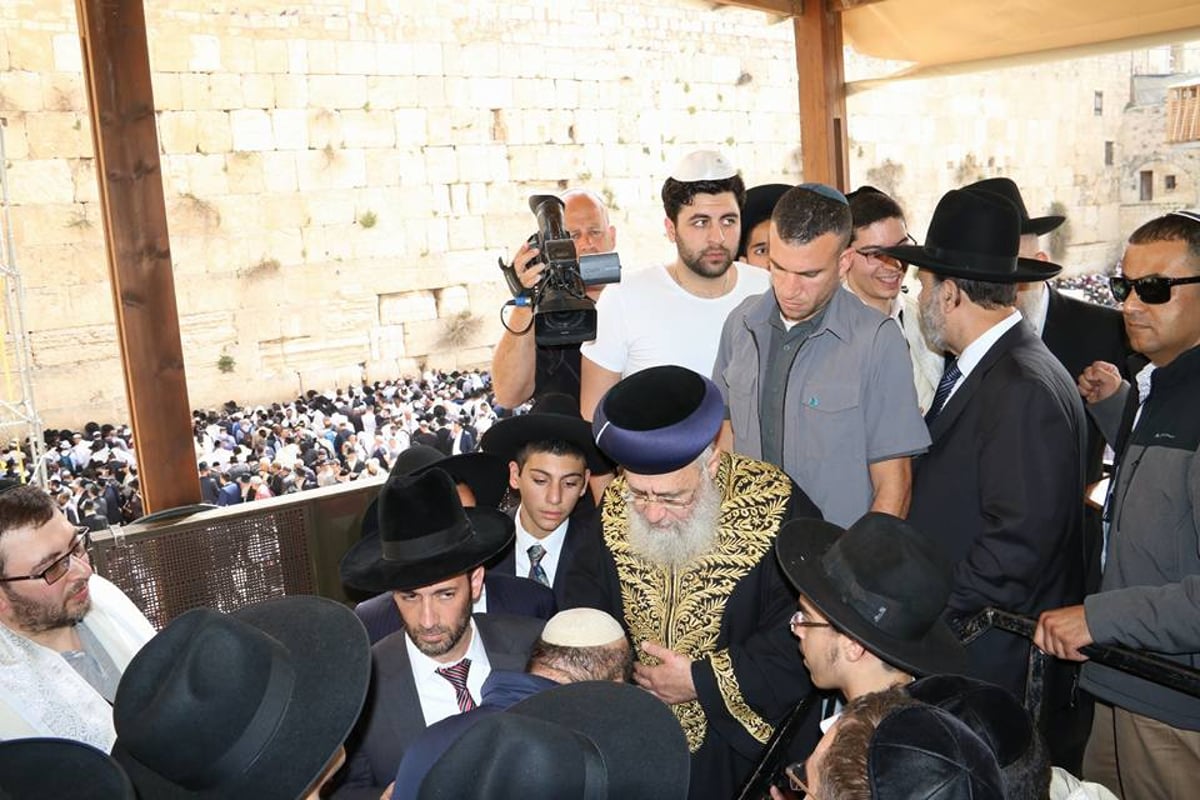 צפו: אלפים בברכת הכהנים ברחבת הכותל המערבי