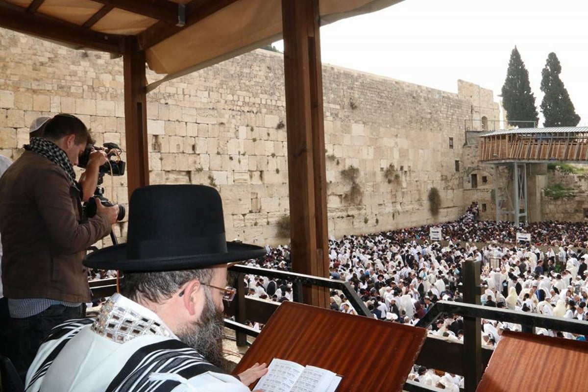 צפו: אלפים בברכת הכהנים ברחבת הכותל המערבי