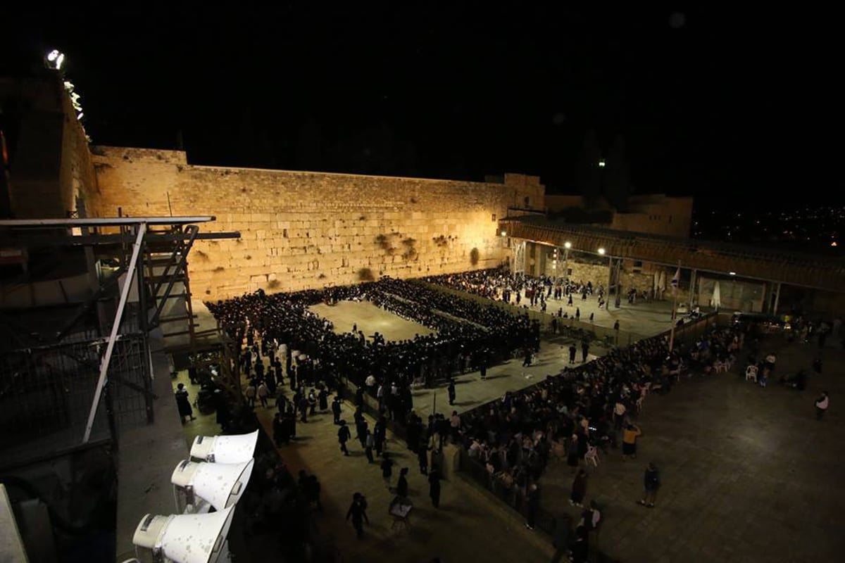 הרבי מויז'ניץ ואלפי חסידיו בכותל המערבי  • תיעוד מדהים