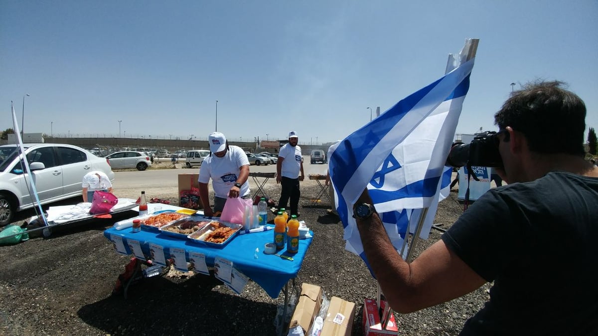 מנגל מול המחבלים השובתים רעב: "שיסבלו מהריחות". צפו