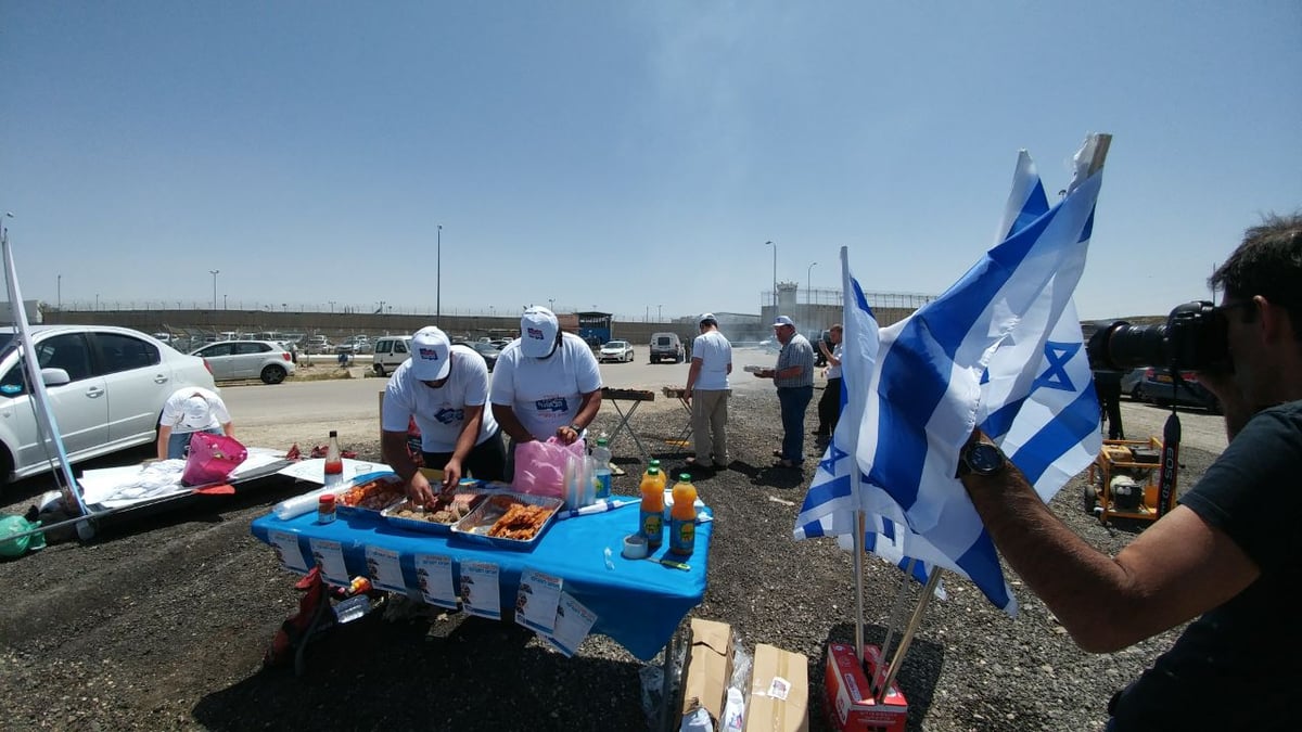 מנגל מול המחבלים השובתים רעב: "שיסבלו מהריחות". צפו