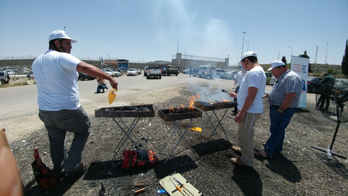 מנגל מול המחבלים השובתים רעב: "שיסבלו מהריחות". צפו