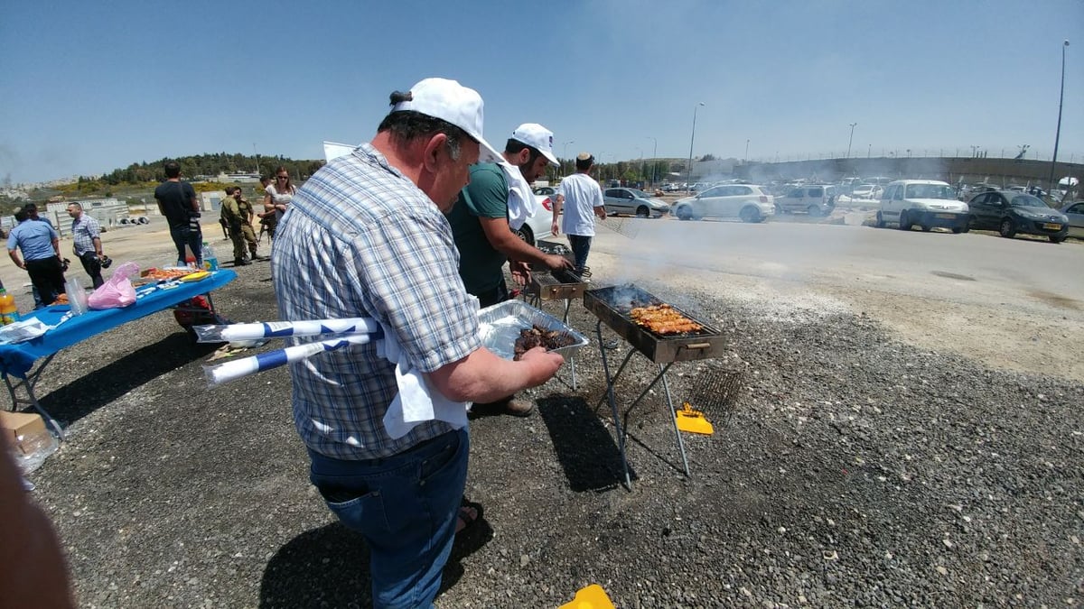 מנגל מול המחבלים השובתים רעב: "שיסבלו מהריחות". צפו