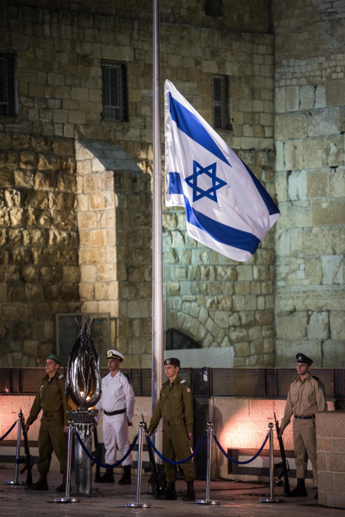 תיעוד: טקס יום הזיכרון ברחבת הכותל המערבי