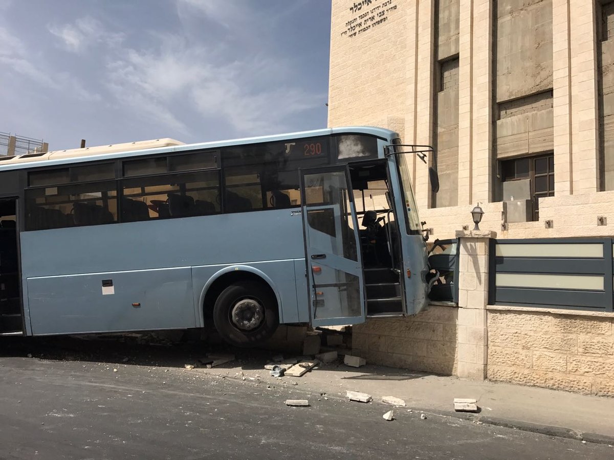 אוטובוס עלה על חצר בית כנסת בויאן. צפו