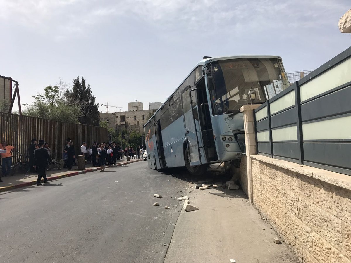 אוטובוס עלה על חצר בית כנסת בויאן. צפו